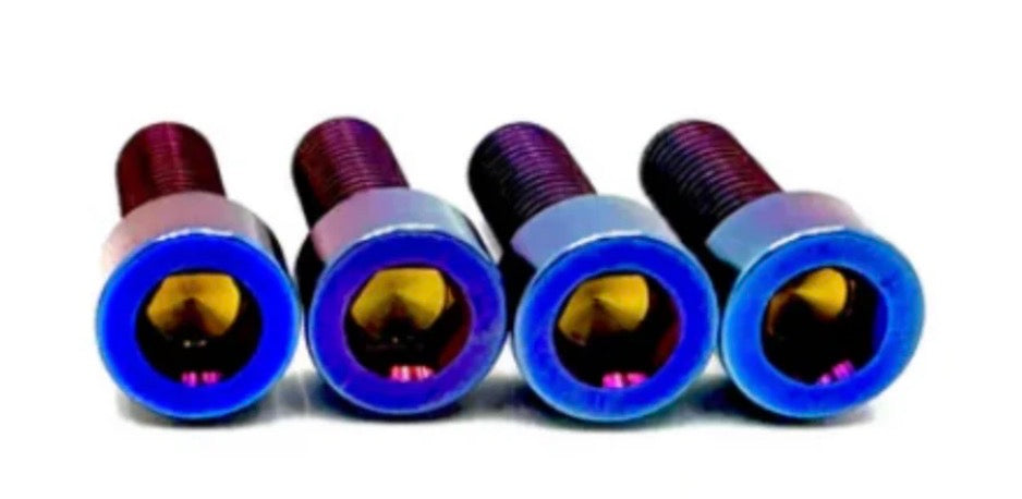 Tuttio titanum bolts