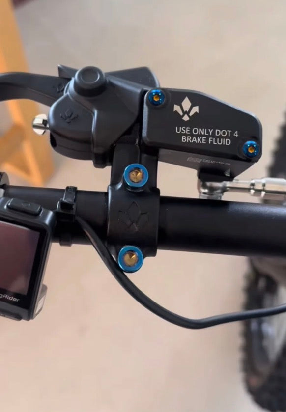 Formula titanum reservoir bolts